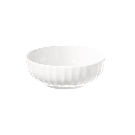 Insalatiera in porcellana bianca a coste. Dimensioni: diametro 26 cm altezza 9 cm Fascino rétro: le più classiche scodelle della nonna con i tipici bordi scanalati. Utilizzabile in forno tradizionale Utilizzabile in forno a microonde Lavabile in lavastoviglie. In negozio e online su tuttochic.live