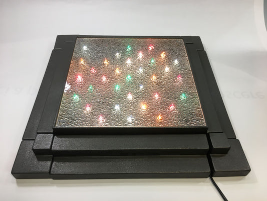 Pista da ballo illuminata (senza statuine) della linea "Ballerini in Discoteca" di Antartidee. Composta da una pista in metallo con luci colorate e coperte da un vetro, 4 gradini laterali in resina di colore antracite, 4 angolari in metallo di colore antracite. Dimensioni totali: cm 43,5 x 43,5 x 7 h