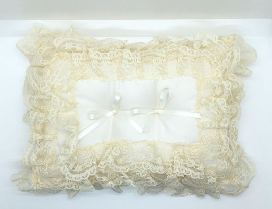 Cuscino rettangolare portafedi lavorato con 3 linee di pizzo. Colore: ecrù. Dimensioni: cm 32 x 24. In negozio e online su tuttochic.live