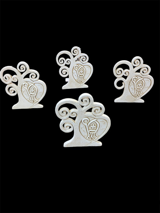 Set di 4 bomboniere quadretto Albero della Vita in resina decorata di colore beige "Cresima". Dimensioni singolo pezzo: cm 7 x 8 h. Confettata non inclusa. In negozio e online su tuttochic.live