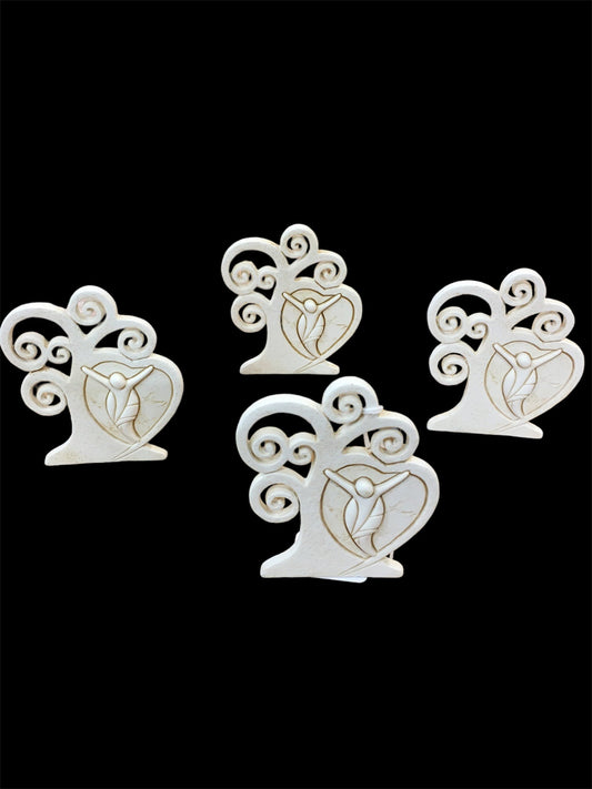 Set di 4 bomboniere quadretto Albero della Vita in resina decorata di colore beige "Cristo". Dimensioni singolo pezzo: cm 7 x 8 h. Confettata non inclusa. In negozio e online su tuttochic.live