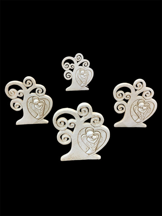 Set di 4 bomboniere quadretto Albero della Vita in resina decorata di colore beige "Angelo Custode". Dimensioni singolo pezzo: cm 7 x 8 h. Confettata non inclusa. In negozio e online su tuttochic.live
