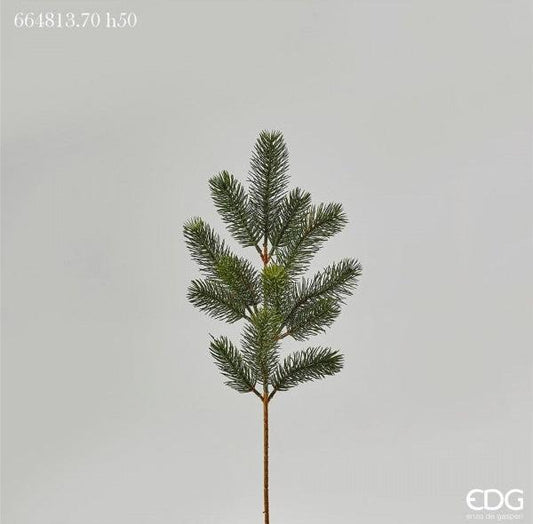 Ramo di pino composto da 13 rametti. Ideale per creare o arricchire composizioni di fiori invernali o natalizi. Dimensioni: altezza cm. 50. In negozio e online su tuttochic.live