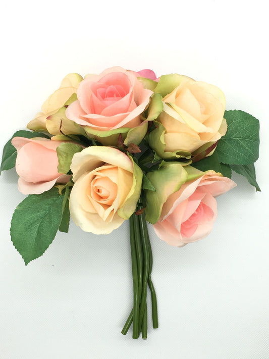 Mazzo di 7 mini rose artificiali di colori assortiti. Dimensioni: cm 23 h. In negozio e online su tuttochic.live