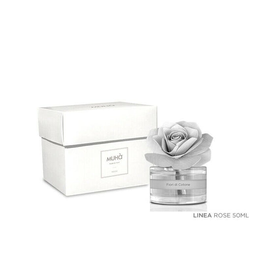 Profumatore d'ambiente Muhà Rosa Diffuser Fiori di Cotone in boccetta di vetro trasparente con essenza grigio chiaro, etichetta argento e diffusore artigianale a forma di rosa in legno grigio perla, Tutto Chic.