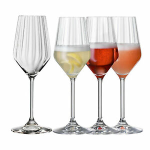 Set di 4 calici per vino bianco in vetro cristallino lavorato. Dimensioni: mm 85 x 222 h - Set di 4 calici per vino bianco in vetro cristallino lavorato. Dimensioni: mm 85 x 222 h - Capacità: 440 ml Lavabile in lavastoviglie. In negozio e online su tuttochic.live: 440 ml Lavabile in lavastoviglie
