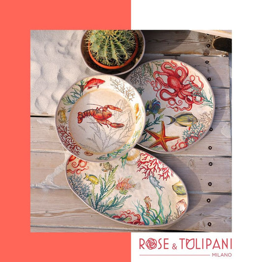 Piatto rotondo in melamina con decoro marino. La melamina, un materiale resistente, leggero, altamente igienico e di facile manutenzione. Dimensioni singolo piatto: cm  42 x h 2. Lavabile in lavastoviglie. Non Utilizzabile in microonde e in forno tradizionale. In negozio e online su tuttochic.live
