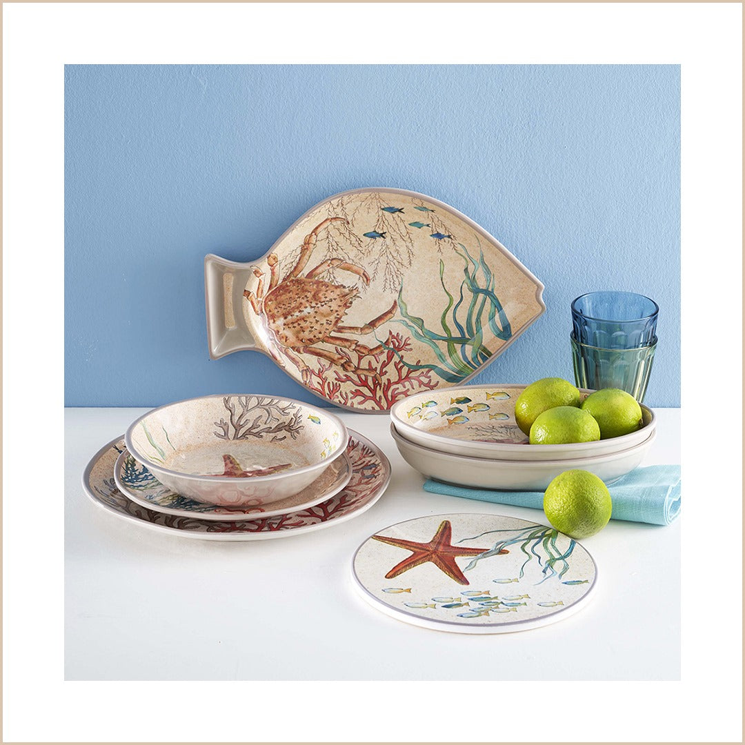 Set di 2 Piatti fondi in melamina con decoro marino. La melamina, un materiale resistente, leggero, altamente igienico e di facile manutenzione. Dimensioni singolo piatto: cm Ø 19 x h 4,5 Lavabile in lavastoviglie. Non Utilizzabile in microonde e in forno tradizionale. In negozio e online su tuttochic.live
