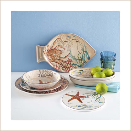 Spaghettiera in melamina con decoro marino. La melamina, un materiale resistente, leggero, altamente igienico e di facile manutenzione. Dimensioni: cm Ø 37 x h11,5. Lavabile in lavastoviglie. Non Utilizzabile in microonde e in forno tradizionale. In negozio e online su tuttochic.live