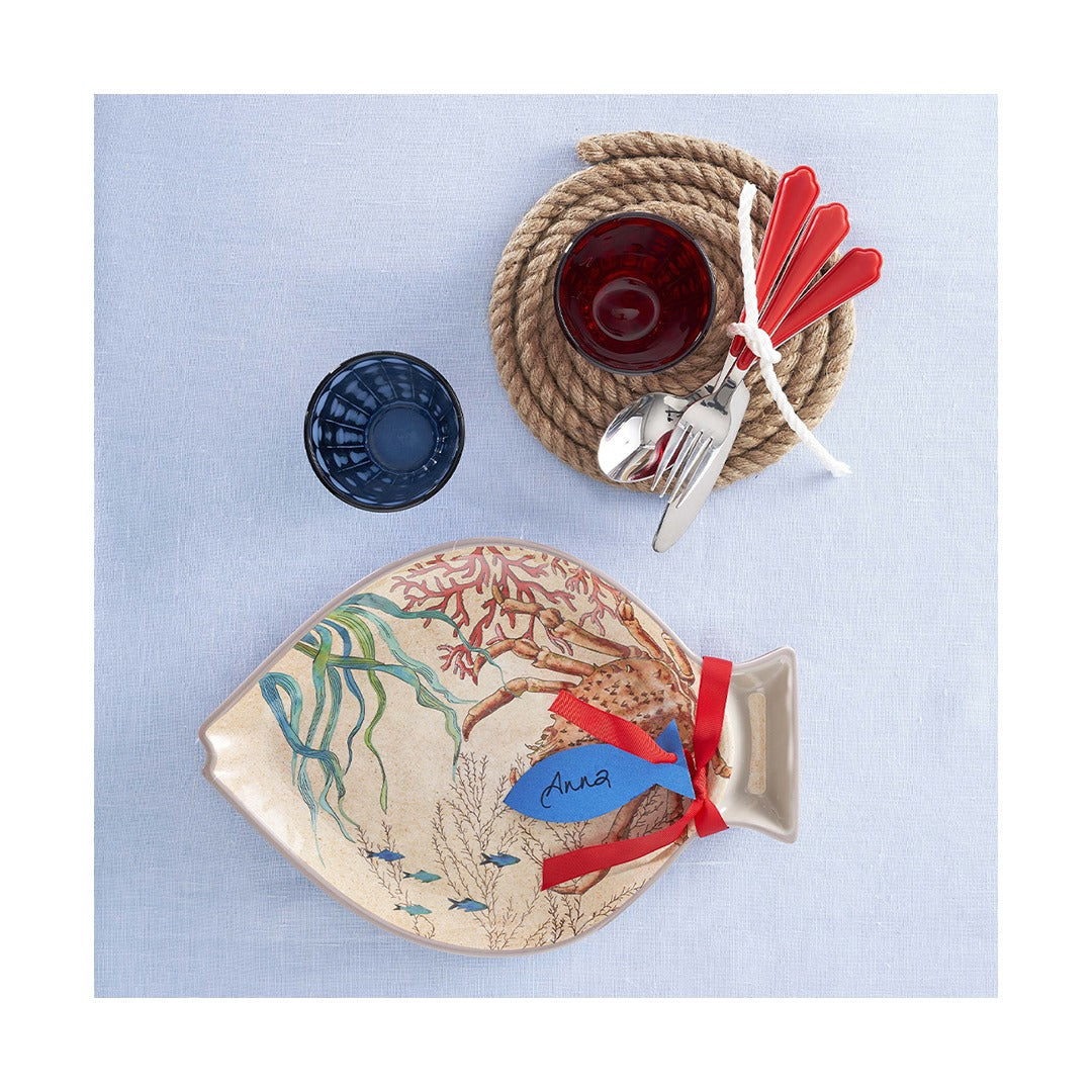 Set di 2 piatti a forma di pesce in melamina con decoro marino. La melamina, un materiale resistente, leggero, altamente igienico e di facile manutenzione.  Dimensioni singolo piatto: cm 33 x 23 x h 2,4. Lavabile in lavastoviglie. Non Utilizzabile in microonde e in forno tradizionale. In negozio e online su tuttochic.live