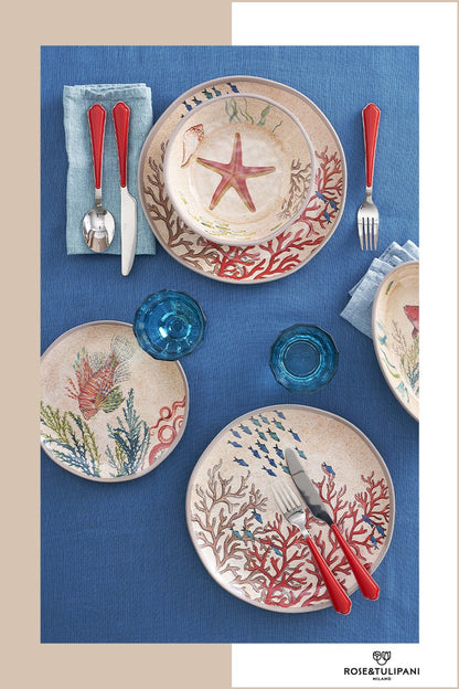 Set di 2 Piatti piani in melamina con decoro marino. La melamina, un materiale resistente, leggero, altamente igienico e di facile manutenzione. Dimensioni singolo piatto: cm Ø 27, h 2,4 Lavabile in lavastoviglie. Non Utilizzabile in microonde e in forno tradizionale. In negozio e online su tuttochic.live