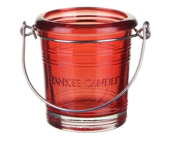 Porta candela a forma di secchiello in vetro di colore rosso e manico infilo di acciaio, ideale per candele sampler e T-Light. Dimensioni: ø (esterno) 8 cm, altezza cm 6,5. In negozio e online su tuttochic.live