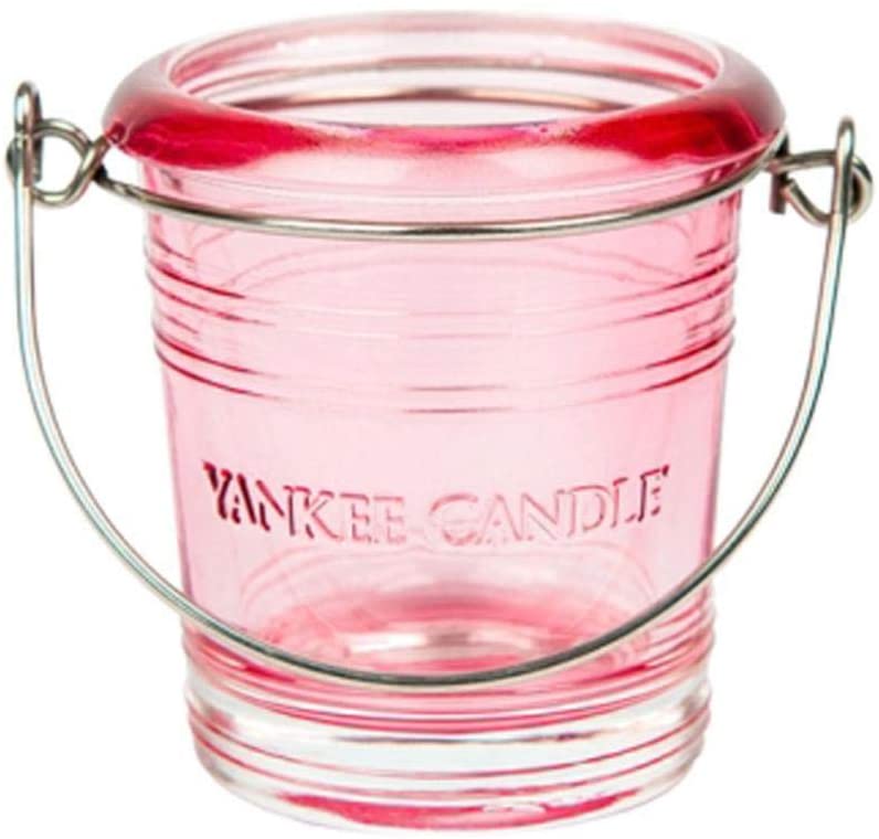 Porta candela a forma di secchiello in vetro di colore rosa e manico in filo di acciaio, ideale per candele sampler e T-Light. Dimensioni: ø (esterno) 8 cm, altezza cm 6,5. In negozio e online su tuttochic.live
