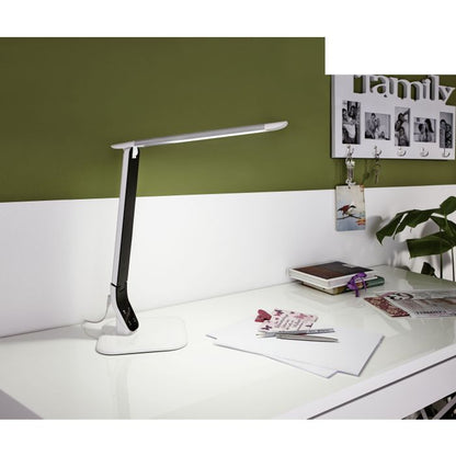 Lampada da scrivania in metallo e policarbonato bianco e nero.  Dimensioni  Altezza articolo (in mm): 430 Lunghezza base (in mm): 180 Larghezza base (in mm): 180 Peso netto: 1,03 Informazioni tecniche Classe di protezione: 2 Temperatura colore: 3000K, 4500K, 6000K Tensione di rete: 220-240V,50/60Hz Tensione di esercizio: 12V Tipo di interruttore: Dimmer a sfioramento
