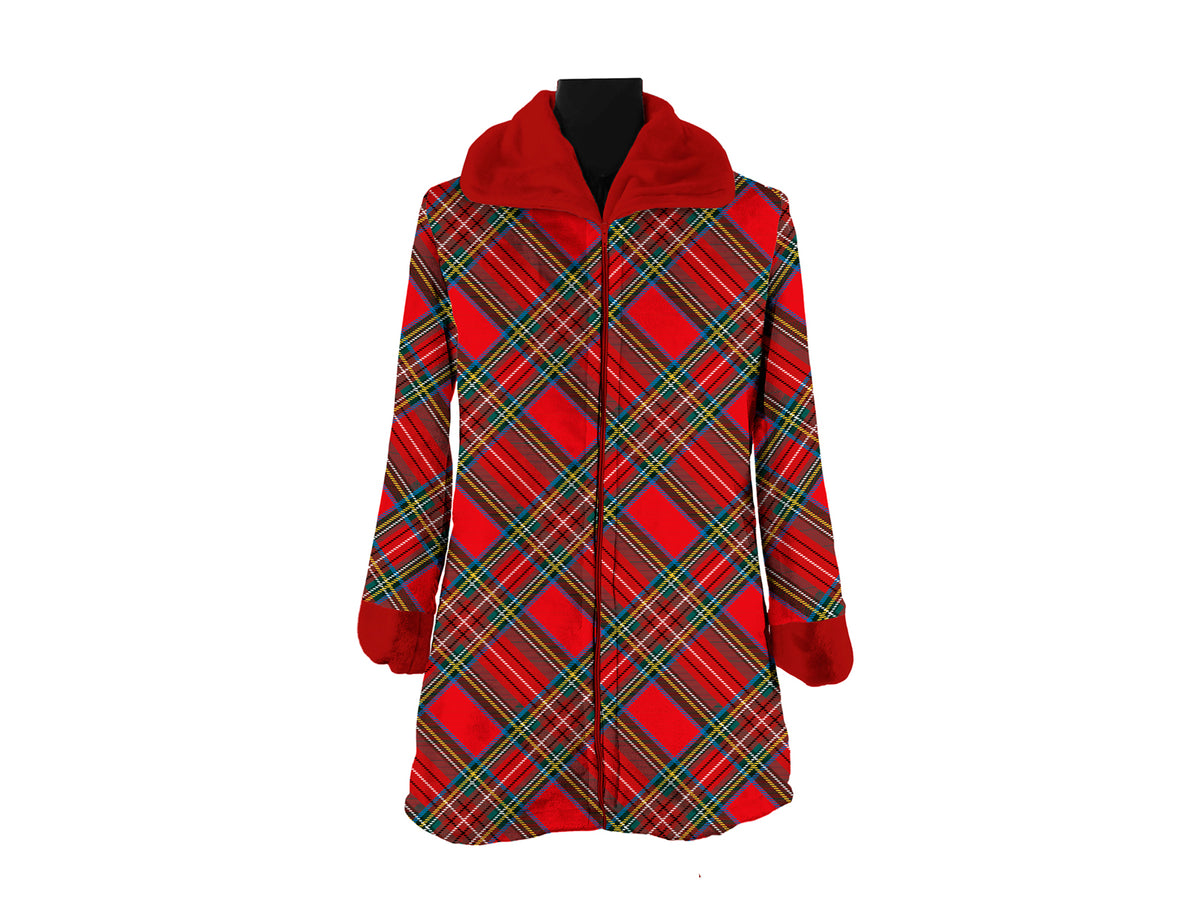 Vestaglia in morbidissima microfibra con fondo di colore rosso e decoro Tartan scozzese, un lato microfibra - un lato agnellato. "Fatti coccolare con un morbido abbraccio". Tessuto 100% poliestere. In negozio e online su tuttochic.live