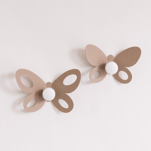 Confezione di 2 ganci appendiabiti in metallo verniciato, disponibile in colori diversi. Dimensione: 24x16H + 21x14H. In negozio e online su tuttochic.live