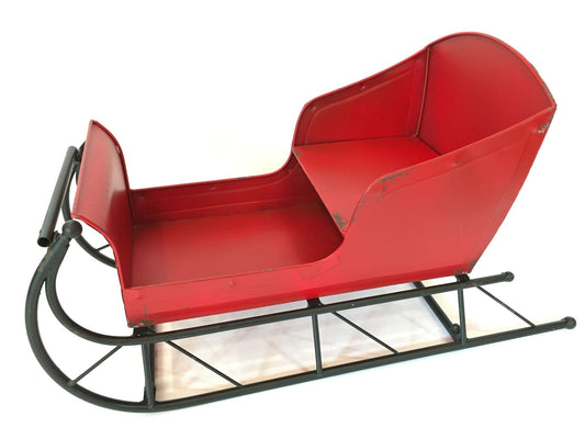 Slitta ad uso decorativo in metallo. Il suo stile vintage giustifica piccole imperfezioni di verniciatura volute. Dimensioni: cm 80 x 33,5 x 44, 5 h. In negozio e online su tuttochic.live