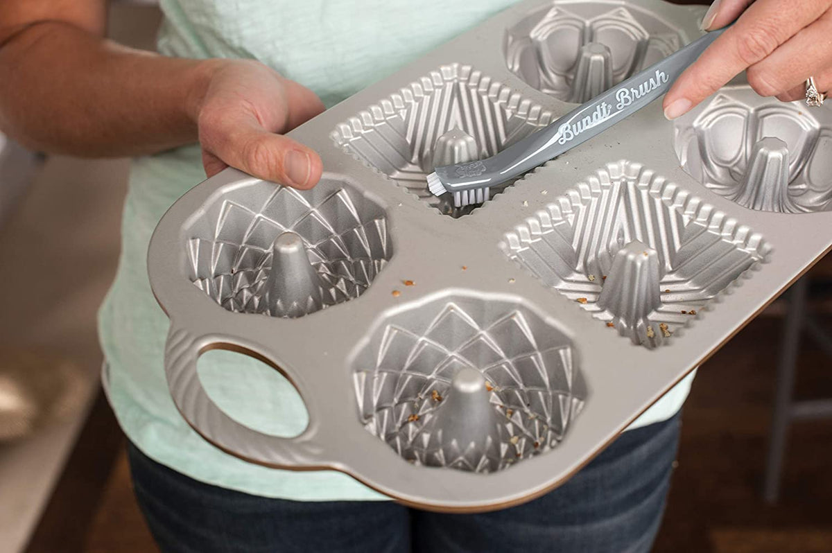 Strumento ideale per rimuovere gli zuccheri e i grassi residui dopo la cottura anche nei punti più difficili dei famosi stampi Bundt Cake. Strumento 3 in 1: include una spazzola angolata, un raschietto piatto e un plettro appuntito per punti difficili. Dimensioni: 18,6 cm. In negozio e online su tuttochic.live