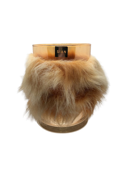 Vaso portafiori in vetro di colore ambra, decorato con pelliccia sintetica di colore beige sfumata bianca. Dimensioni: Ø cm 20 con pelliccia, x 20 h Decorata a mano in Italia, lavare a mano