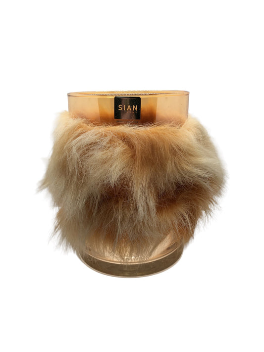 Vaso portafiori in vetro di colore ambra, decorato con pelliccia sintetica di colore beige sfumata bianca. Dimensioni: Ø cm 20 con pelliccia, x 20 h Decorata a mano in Italia, lavare a mano