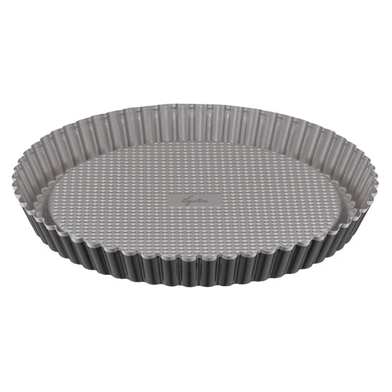 Tortiera apribile cm 24 in acciaio al carbonio made in germany. Gustosa è la linea forno Lagostina perfetta per chi vuole sperimentare sia ricette dolci sia salate.  Tutti i prodotti di Gustosa sono facili da lavare grazie al rivestimento 100% antiaderente, sicuro per la salute. In negozio e online su tuttochic.live