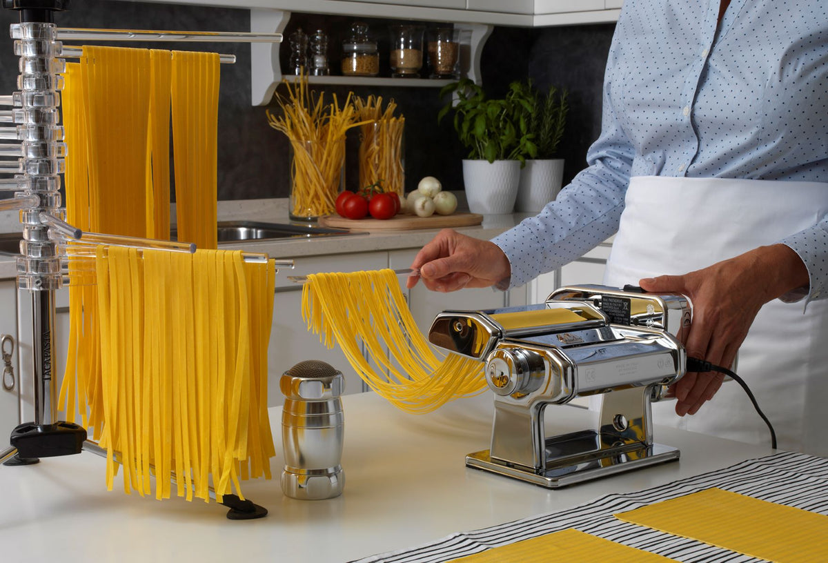 Tacapasta è sistema per l’essiccatura della pasta: sulle 16 aste a braccio è possibile stendere ben 2 chilogrammi di pasta fresca lunga. Le aste ruotano intorno a una colonna centrale, all’interno della quale è inserita una bacchetta estraibile che servirà per raccogliere la pasta. In negozio e online su tuttochic.live