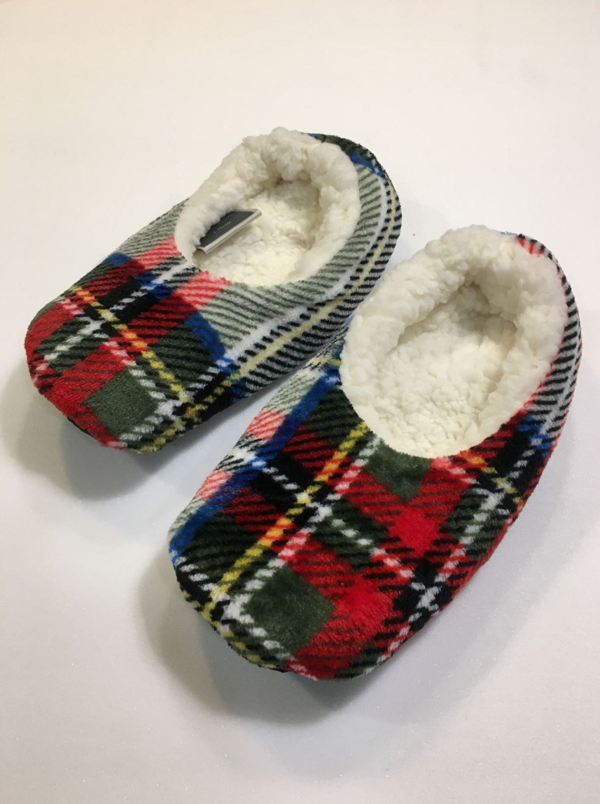Pantofole Ballerine in morbidissima microfibra con fondo di colore bianco e decoro Tartan scozzese. Tessuto 100% poliestere. In negozio e online su tuttochic.live