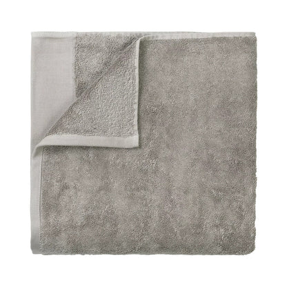 Naturale, delicato ed ecologico. Il telo da bagno RIVA soddisfa le più alte esigenze di coccole. Solo filati di cotone di alta qualità sono stati tessuti insieme durante la produzione. Con un bordo di rifinitura fine. Lavabile a 40 gradi. Dimensioni: cm 70 x 140 x 0,3. In negozio e online su tuttochic.live
