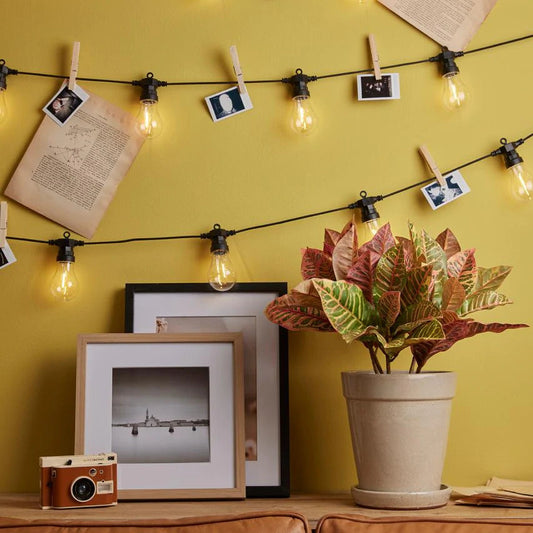 Filo con 30 lampadine a led dimmerabile, uso decorativo. Isolamento: Class II Grado protezione: IP44 per uso esterno Durata: 15000 ore Timer: 6 ore acceso + 18 ore spento (da telecomando) Dimmerabile: 4 intensità (da telecomando) Prolungabile: massimo 3 connessioni. In negozio e online su tuttochic.live