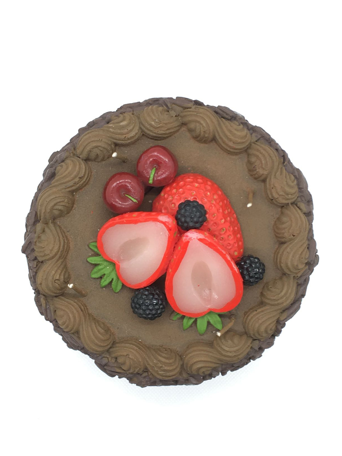 Candela decorativa a forma di torta decorata a mano. Dimensioni: diametro cm 14 x 9 h Materiale: cera Non è un giocattolo, tenere lontano dalla portata dei bambini.