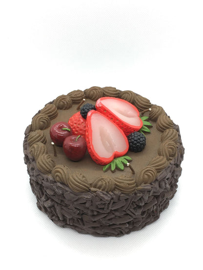 Candela decorativa a forma di torta decorata a mano. Dimensioni: diametro cm 14 x 9 h Materiale: cera Non è un giocattolo, tenere lontano dalla portata dei bambini.