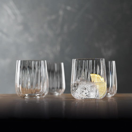 Set di 4 bicchieri tumbler in vetro cristallino lavorato. Dimensioni: mm 83 x 90 h - Capacità: 340 ml Lavabile in lavastoviglie. In negozio e online su tuttochic.live