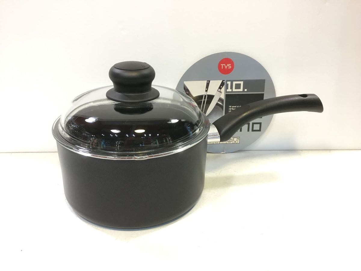 Casseruola fonda in alluminio con antiaderente e coperchio in vetro temperato con pomolo di regolazione della fuoriuscita del vapore. Dimensioni: diametro cm 20, altezza cm 10 (senza coperchio). In negozio e online su tuttochic.live