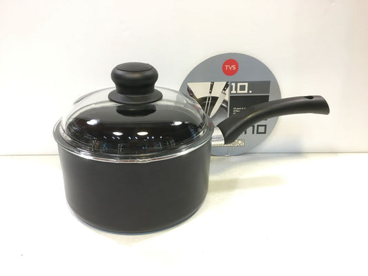Casseruola fonda in alluminio con antiaderente e coperchio in vetro temperato con pomolo di regolazione della fuoriuscita del vapore. Dimensioni: diametro cm 20, altezza cm 10 (senza coperchio). In negozio e online su tuttochic.live