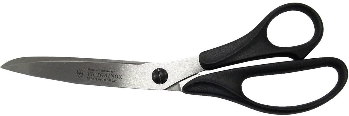 Forbici da casa Universali in acciaio Inox con occhielli in plastica. Alta qualità garantita Victorinox. Lunga durata. Contraddistinta dall'ottima qualità e purezza dell'acciaio inox impiegato che garantisce un taglio preciso e sottile. Lunghezza 23cm. In negozio e online su tuttochic.live